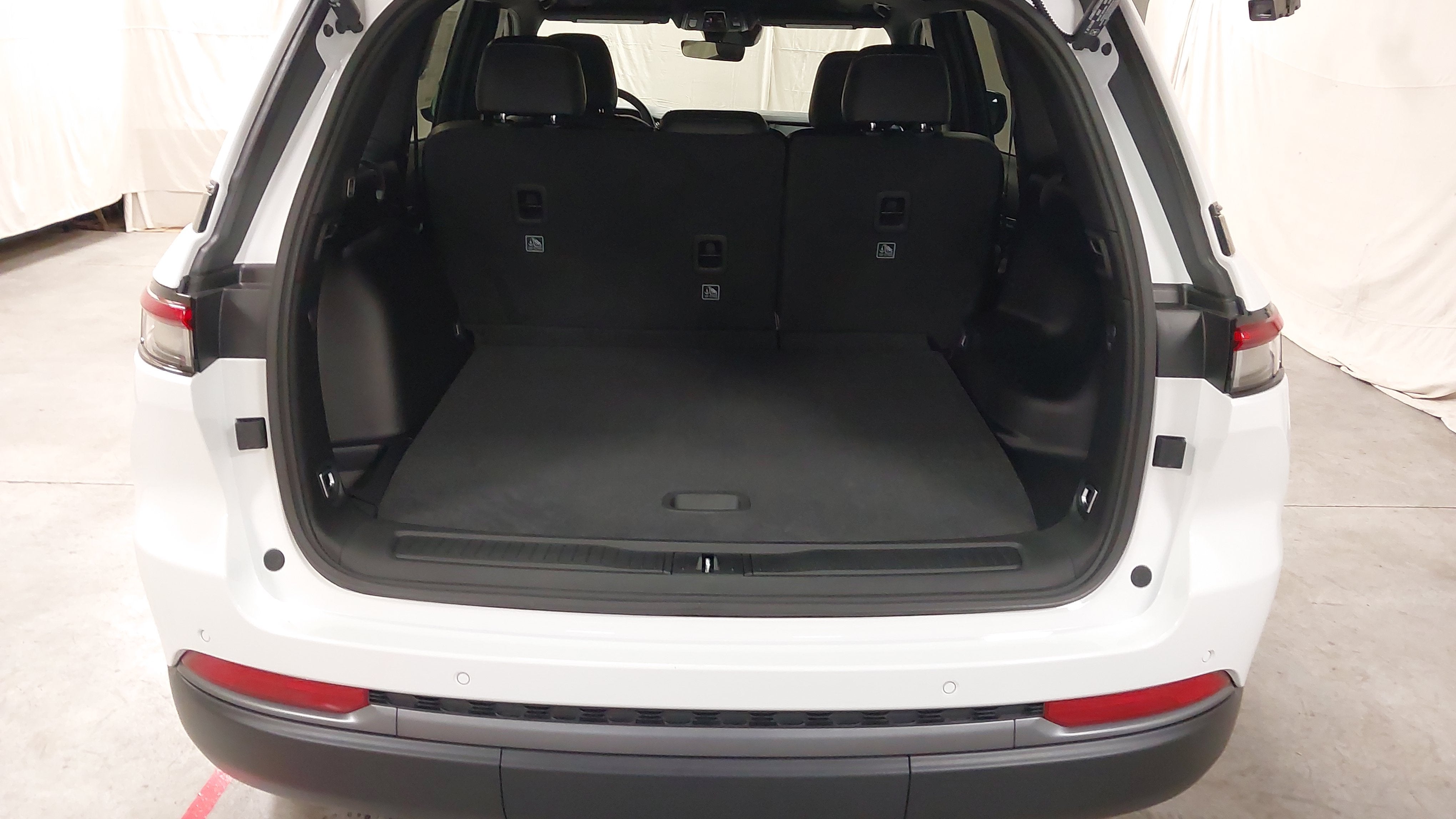 2027 Jeep Grand Cherokee GRAND CHEROKEE LAREDO ALTITUDE 4X4